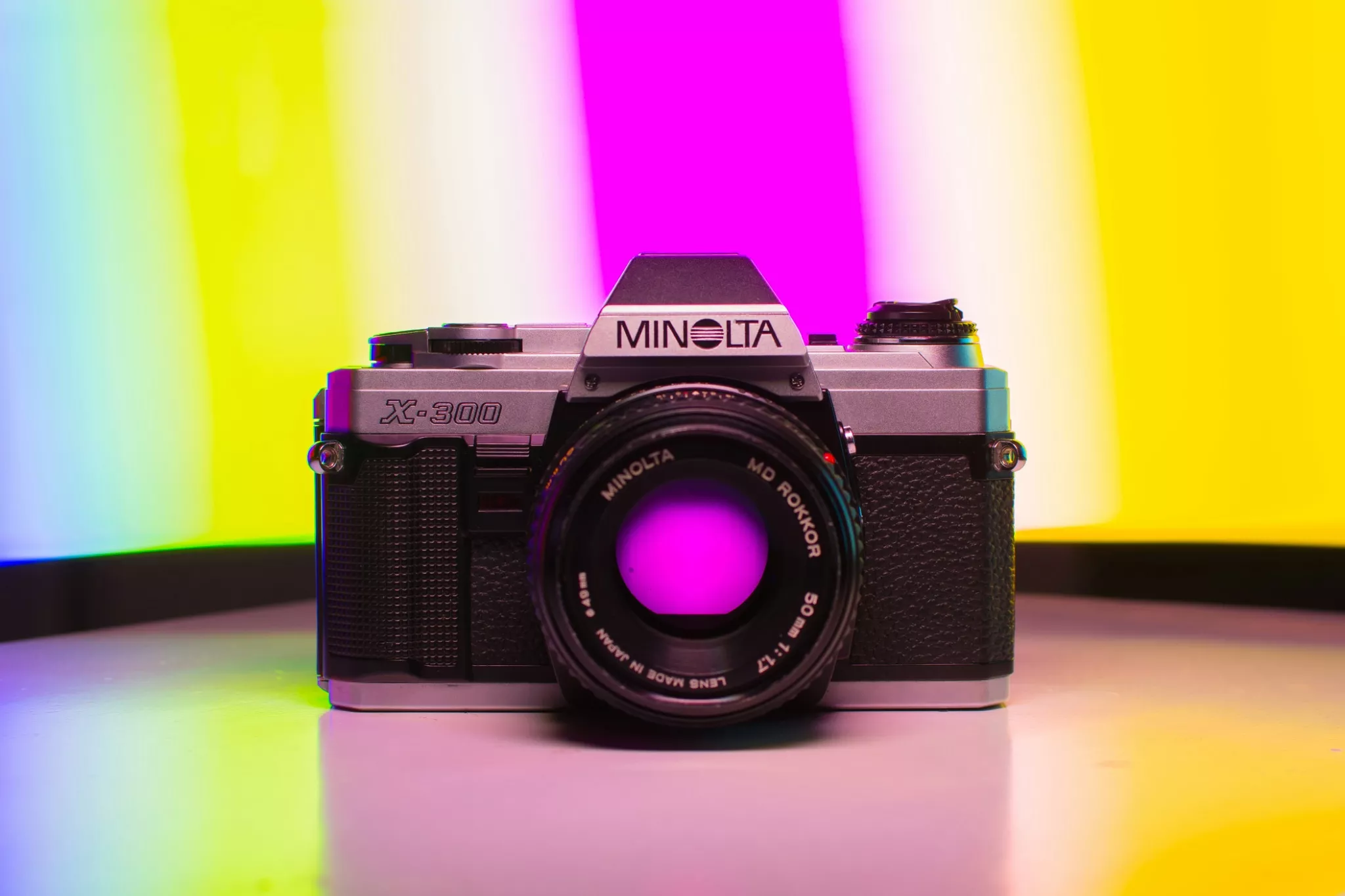 Caméra de film Minolta X300 sur fond coloré vif