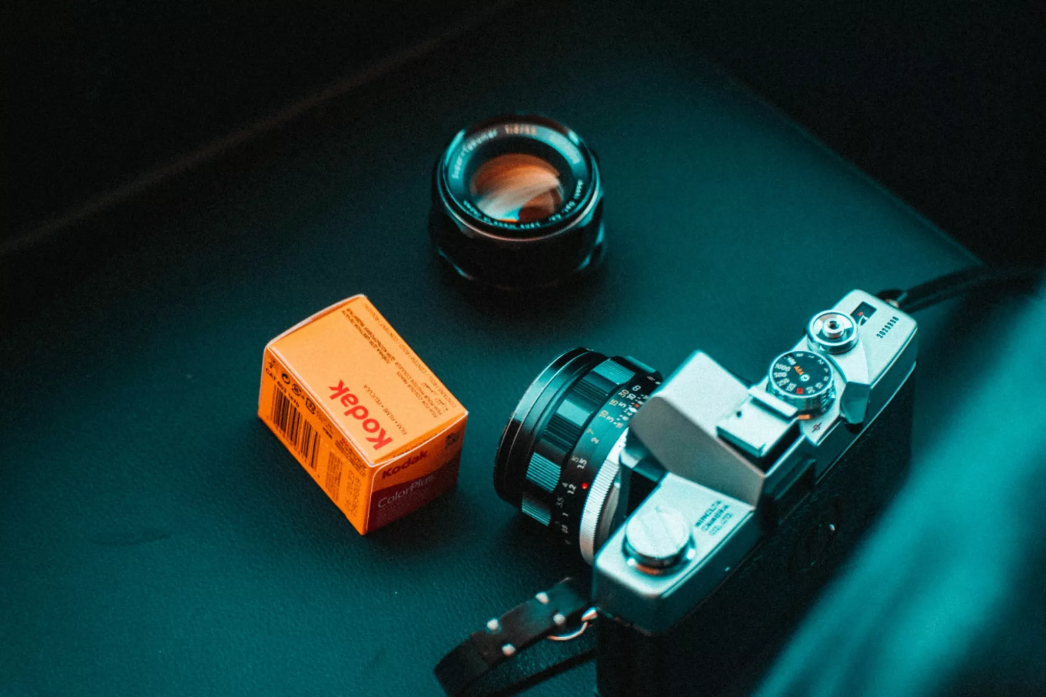 Une caméra cinématographique avec un rouleau de film d'impression Kodak à côté.