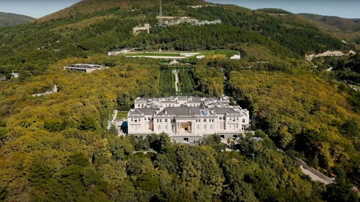 Un incendie causé par un drone ukrainien près du luxueux