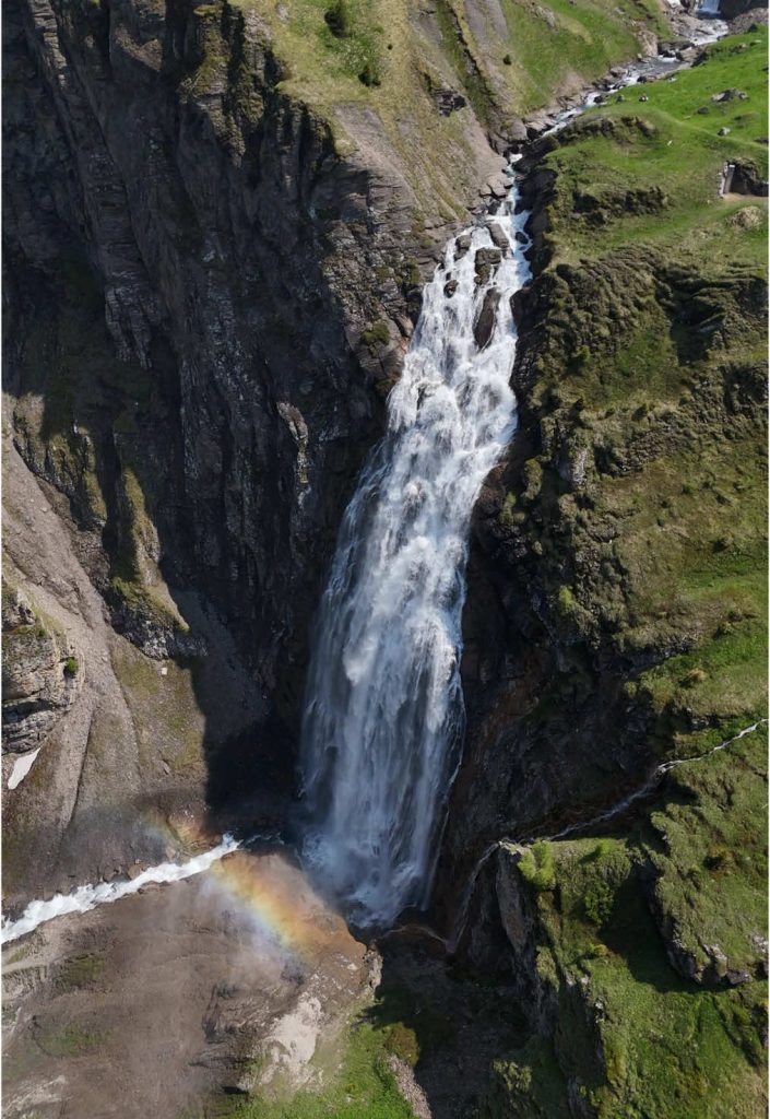 Plan drone magnifique sur la cascade en suisse