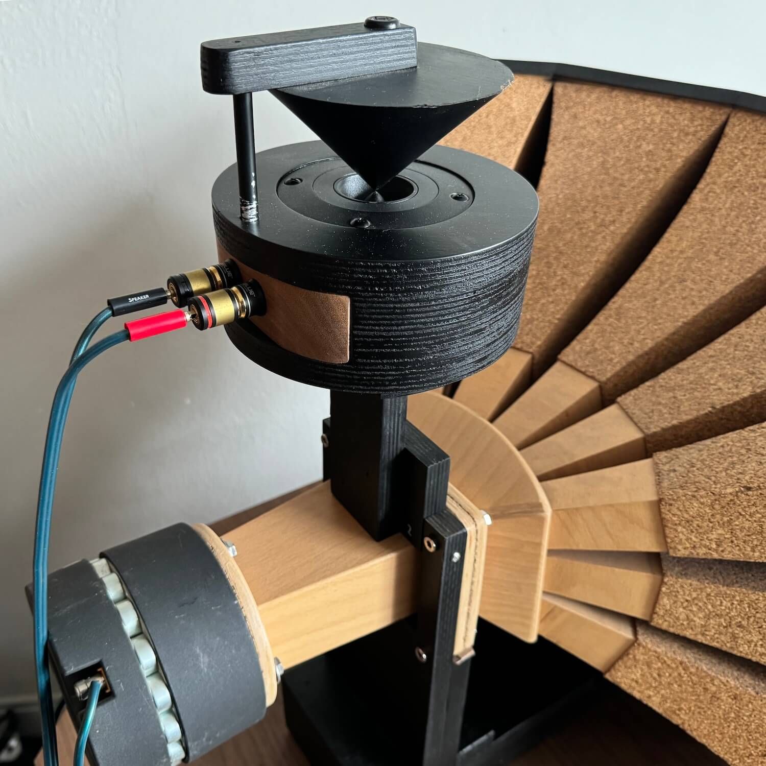 pinterest Nu de zomer voorbij is wordt het weer tijd om de schuur in te duiken en eens een aantal mooie luidspreker projecten aan te pakken. Tijdens het opruimen kwam ik een set Tangband W8-1772 tegen. Een prima aanleiding voor een voor een leuk zelfbouw project.