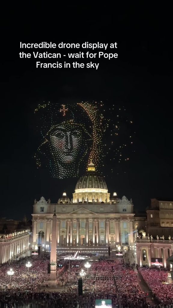 Affichage de drones incroyable sur le Vatican, se terminant par le pape François dans le SK