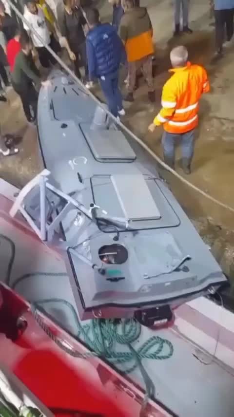 La Garde côtière turque récupère le drone de mer sans pilote au large de la côte de Trabzon Turquie, septe