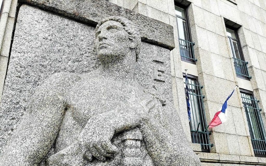 Il tentait de livrer de la drogue et des « merguez »