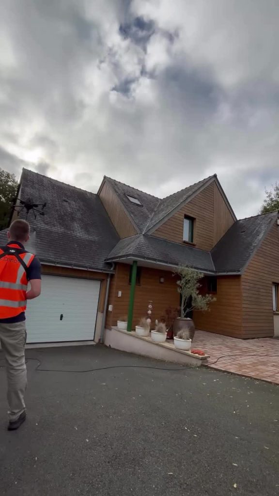 15 minutes de boulot résumées en 30 secondes de vidéo. 115 m² de toiture traité