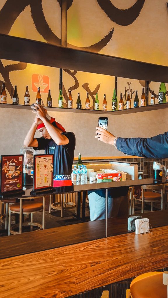 Vous souhaitez filmer un restaurant comme celui-ci en utilisant uniquement votre téléphone ? Voici comment j'ai photographié