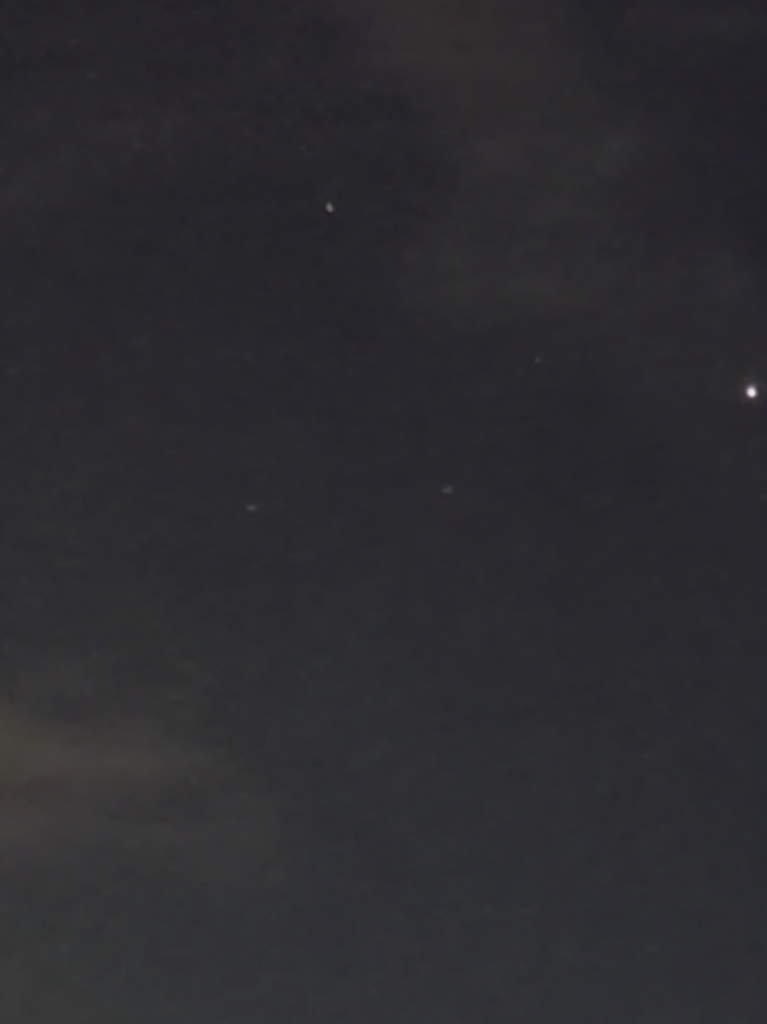 Nice le 18/12 à 20h38 Drone de surveillance ou E.T en Tmax spatiale qui fait du