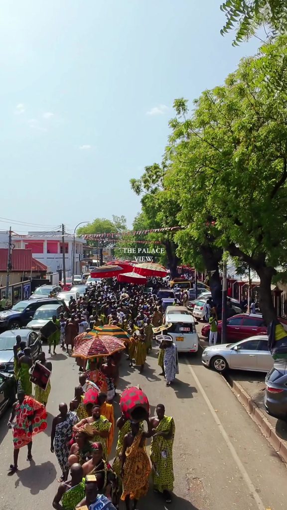 Une photo de drone à couper le souffle capture la grandeur de la procession royale alors que Son