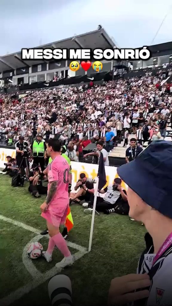 Pouvez-vous imaginer crier « Je t'aime » à votre idole et lui faire répondre par des rires ? C'est