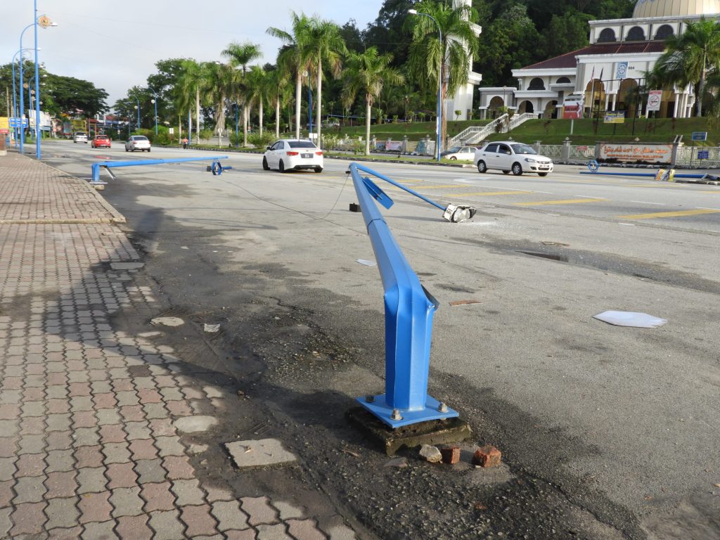 Un lampadaire a été renversé et le conducteur est indemne