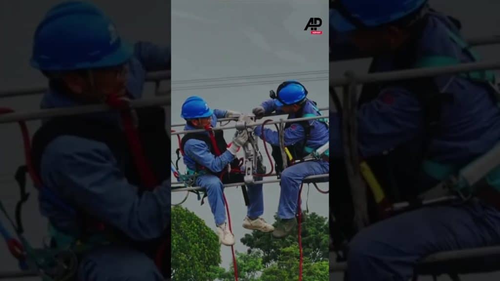 Drones assist electricians in maintaining power lines in China's Yunnan #drone #power #powerlines