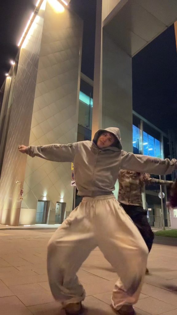 certains fans ont couru, apparemment ils connaissent la tendance.....ça arrive)