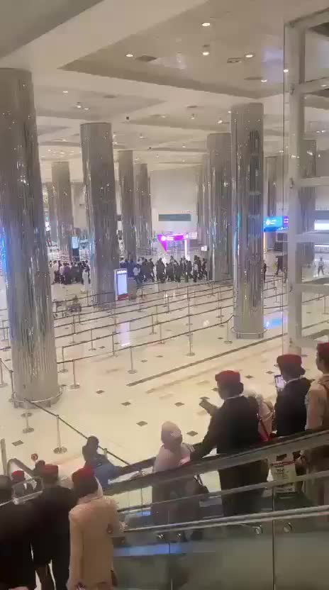 Une frappe de drone iranien frappe l'aéroport international de Dubaï. Les évacuations sont en cours