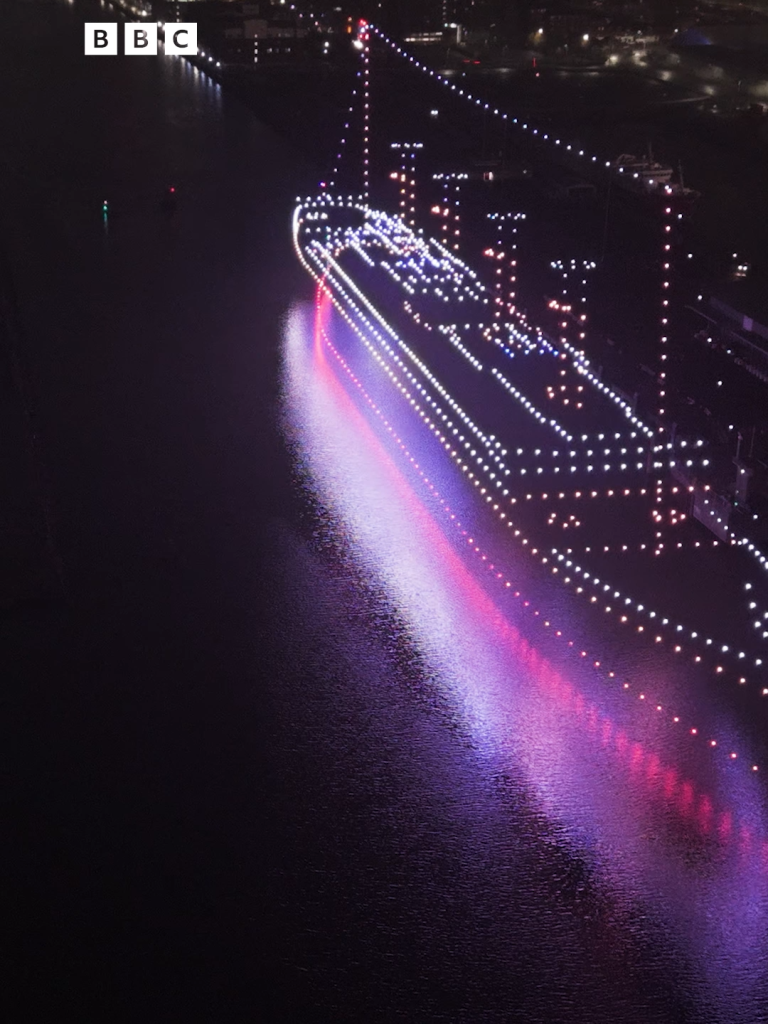 114 ans plus tard, Belfast est témoin du départ d'un incroyable drone Titanic à grande échelle.