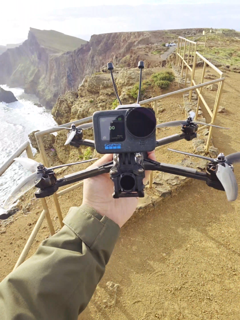 Ce qu’un drone FPV peut faire est absolument époustouflant ! Des gratte-ciel de plongée