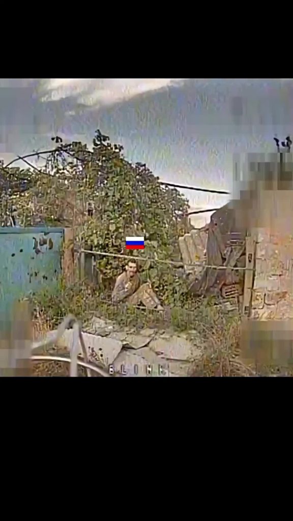 Un soldat russe se cache sous la brousse alors qu'il utilise un FPV ukrainien