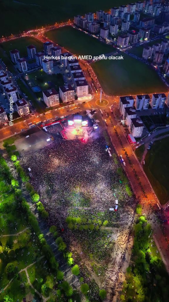 Une image lors de la célébration du championnat sportif AMED, des centaines de milliers de personnes et un événement apocalyptique