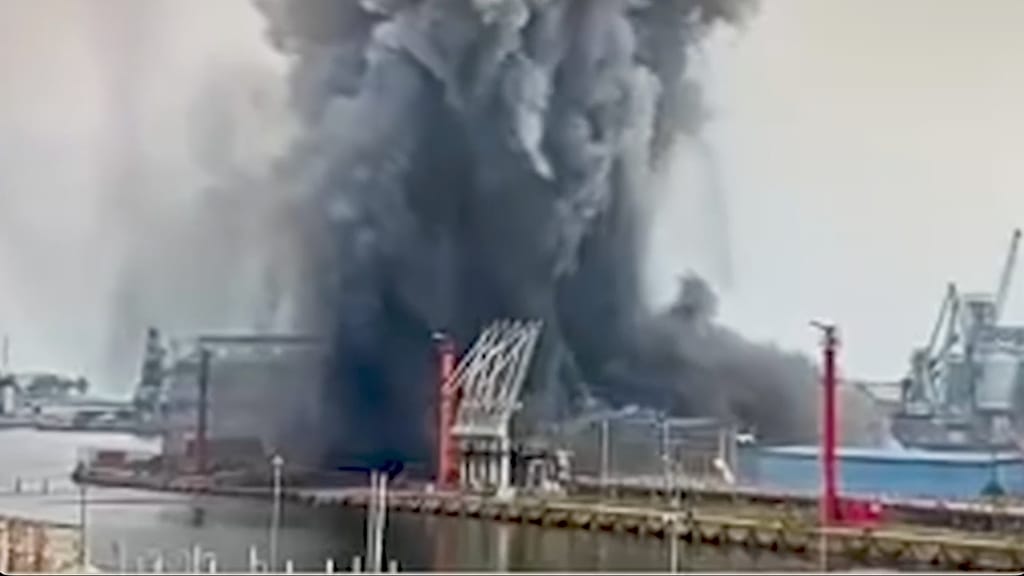 Le moment où un drone marin explose dans le port