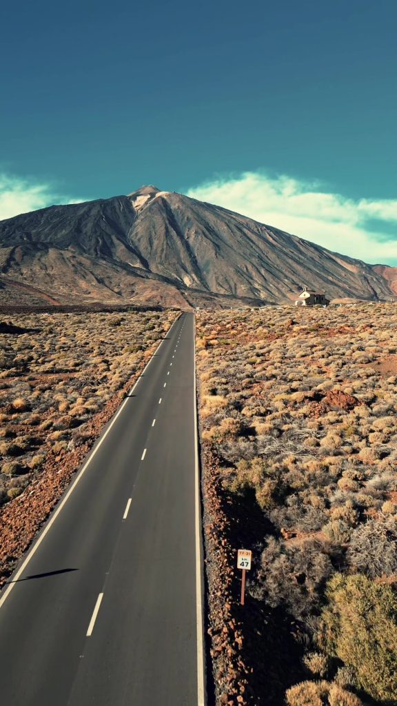 Suivez la route qui mène au cœur d'un volcan !