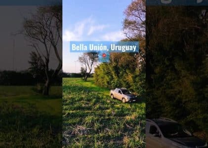 (filmación con dron): Filmación con dron a vehículo en movimiento